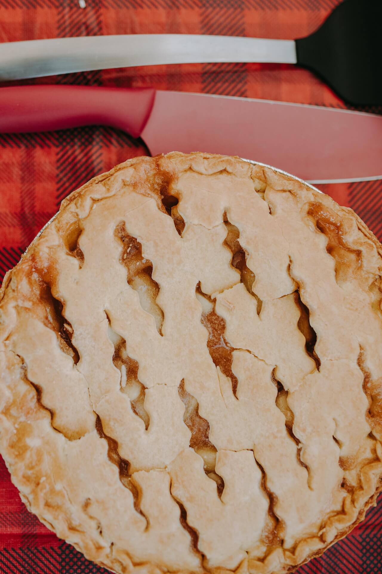 effortlessly pretty pie crust with dough cutter