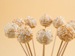 let easy delicious cake pops cool upright