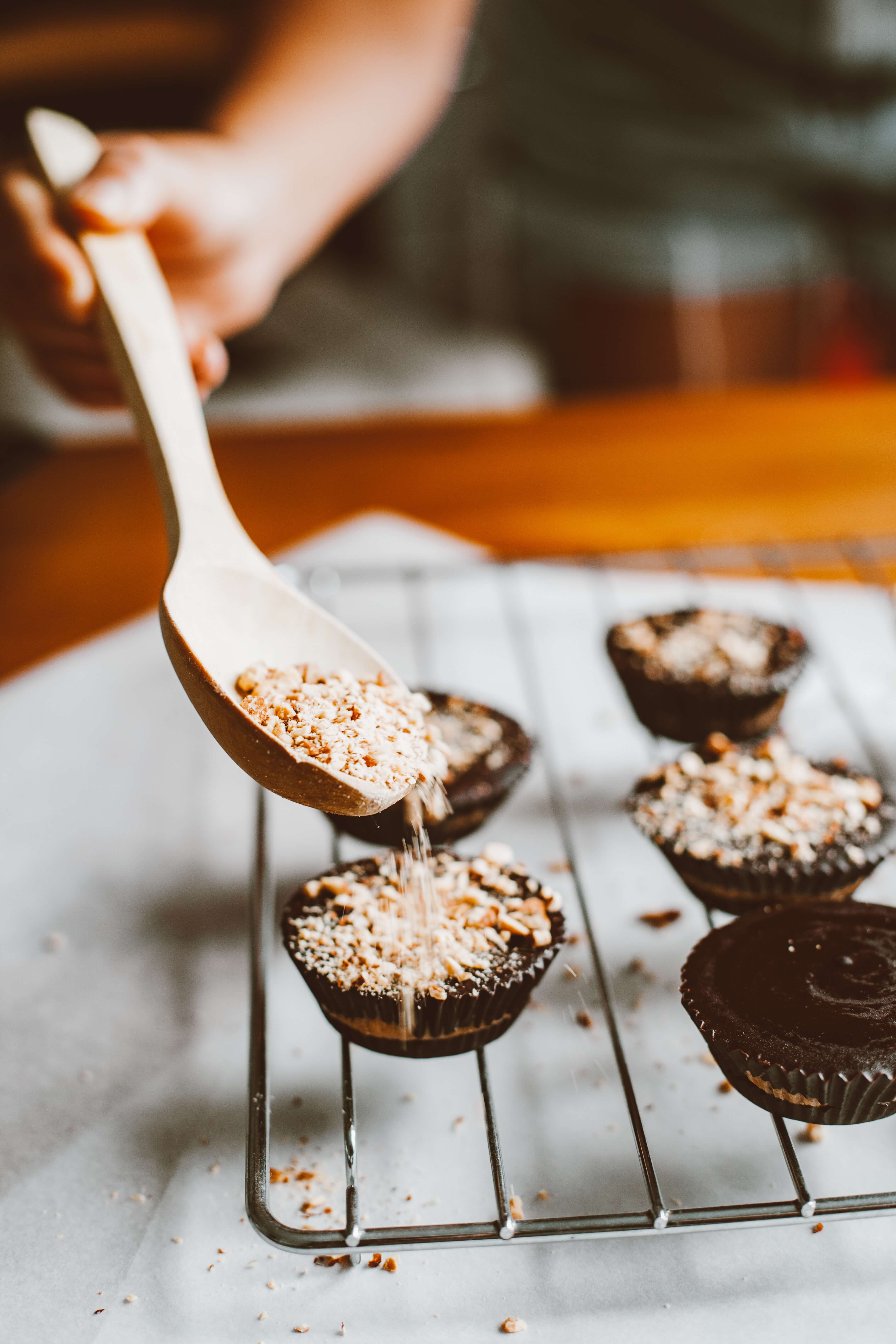 pretty decorate ganache drizzle on cupcakes