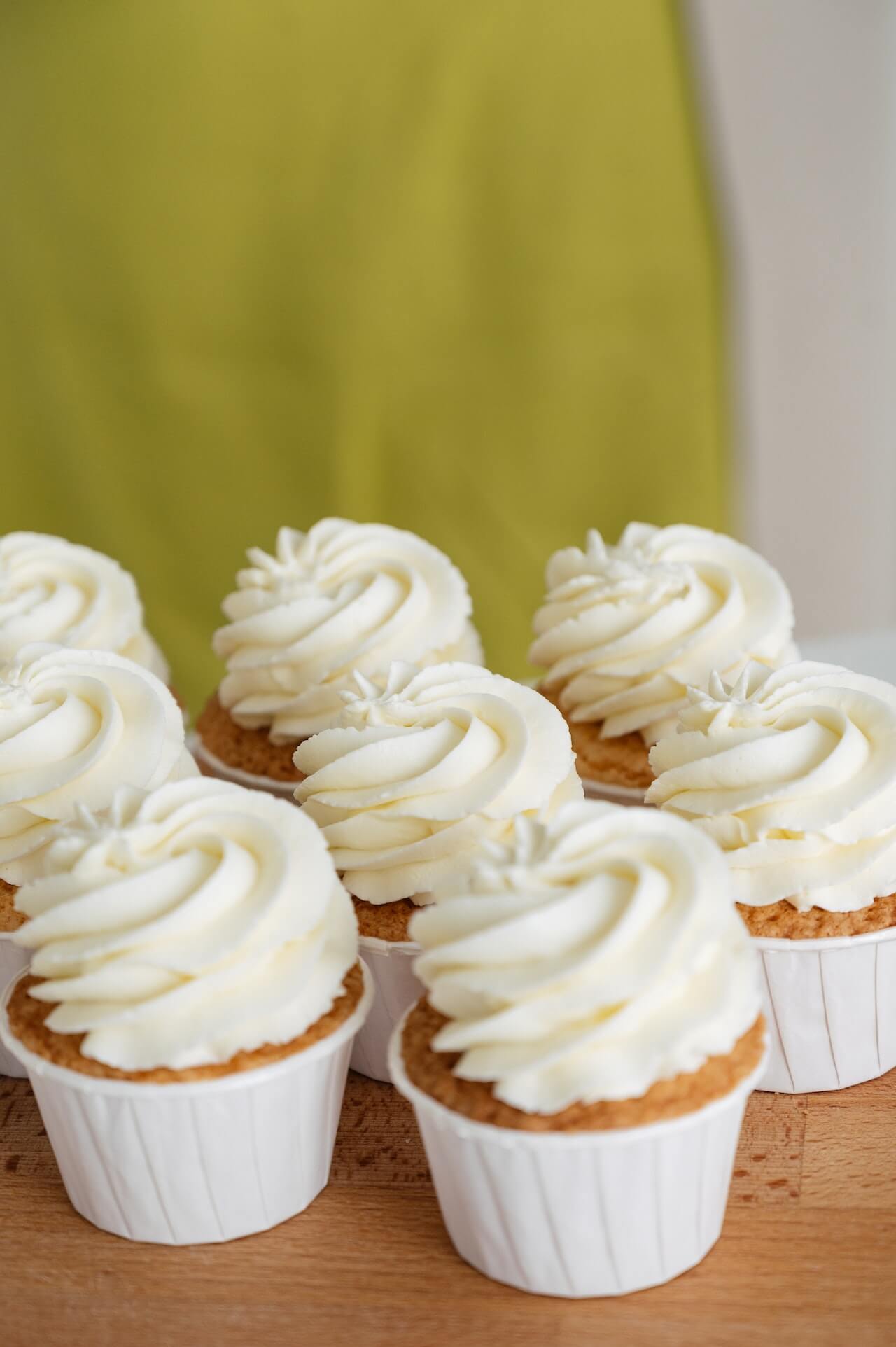 simple elegant cupcakes swirl of frosting