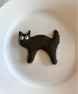 add eyes to easy cat cookie