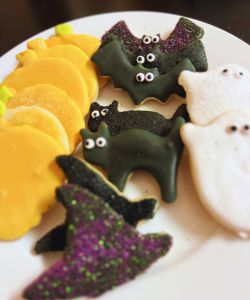 easy simple Halloween decorated cookies