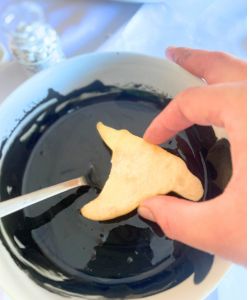 dip cookie in icing simple Halloween decorated cookies