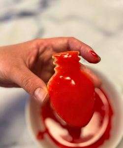 let excess icing drip off easy decorated Christmas light cookie