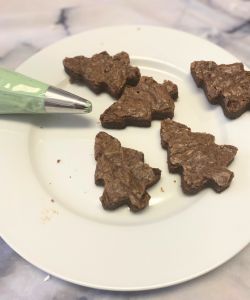 prepare piping bag for Christmas tree decorated brownies