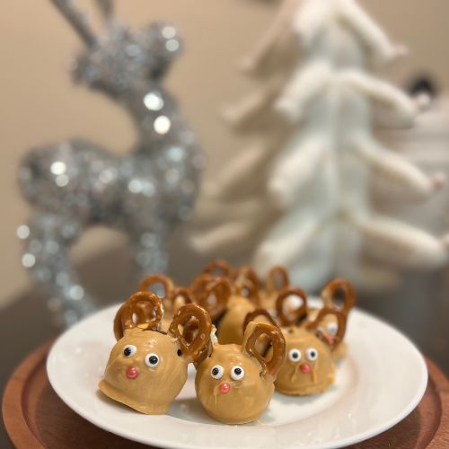 Reindeer-Shaped decorated caramel coated Oreo Balls recipe Tutorial