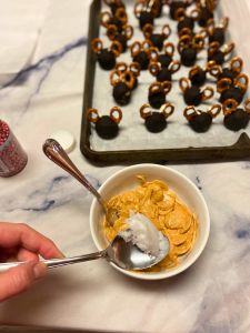 add coconut oil to caramel candy melts reindeer shaped Caramel Oreo balls