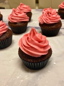 finished easy chocolate cupcakes recipe wifh coffee and raspberry buttercream