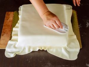 example of a fondant smoother for rectangular layer cake decoration