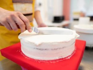 example of an offset spatula to decorate strawberry lemon layer cake