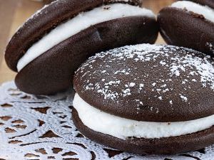 put powdered sugar everywhere to keep easy cake mix whoopie pies from sticking