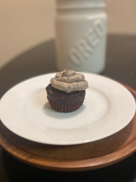 vegan oreo cupcakes with oreo frosting