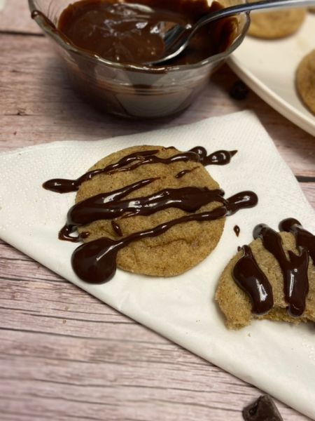 cinnamon churro cookies with chocolate sauce