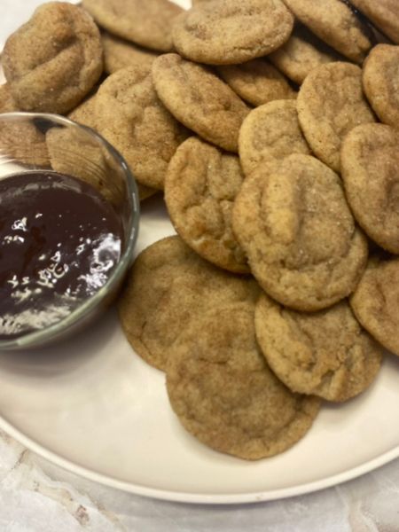 serve cookies with chocolate saude