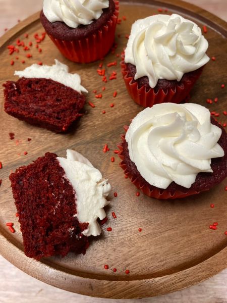 vegan red velvet cupcakes with vanilla frosting