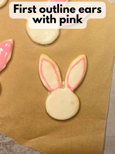 outline ears of bunny cookie