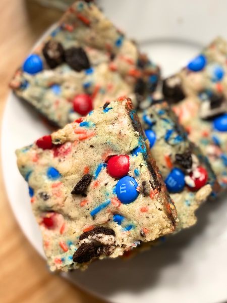 4th of July blondies with red and blue m&ms and sprinkles