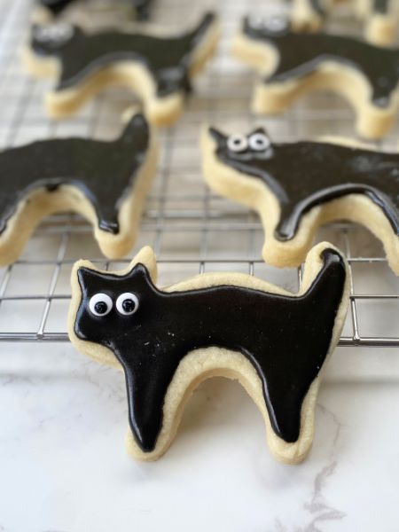 black cat Halloween cutout cookies