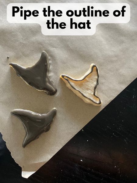 hat outlined in royal icint