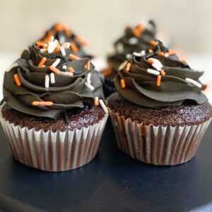black frosted halloween cupcakes