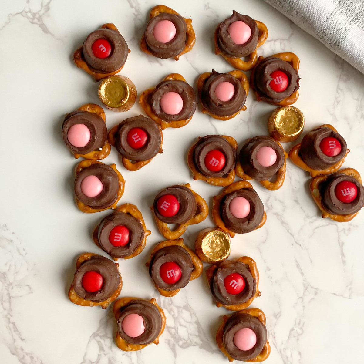 Valentine's Day Rolo Pretzels - PrettyPastelitos