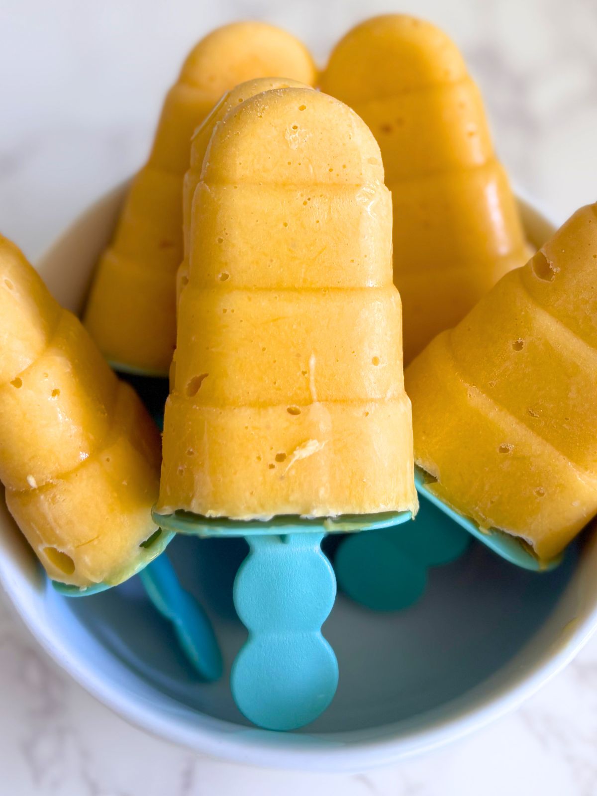 creamy mango paletas