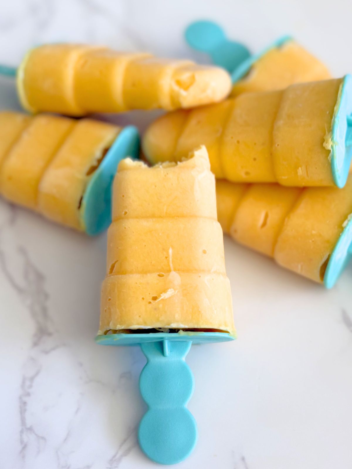 creamy mango paletas